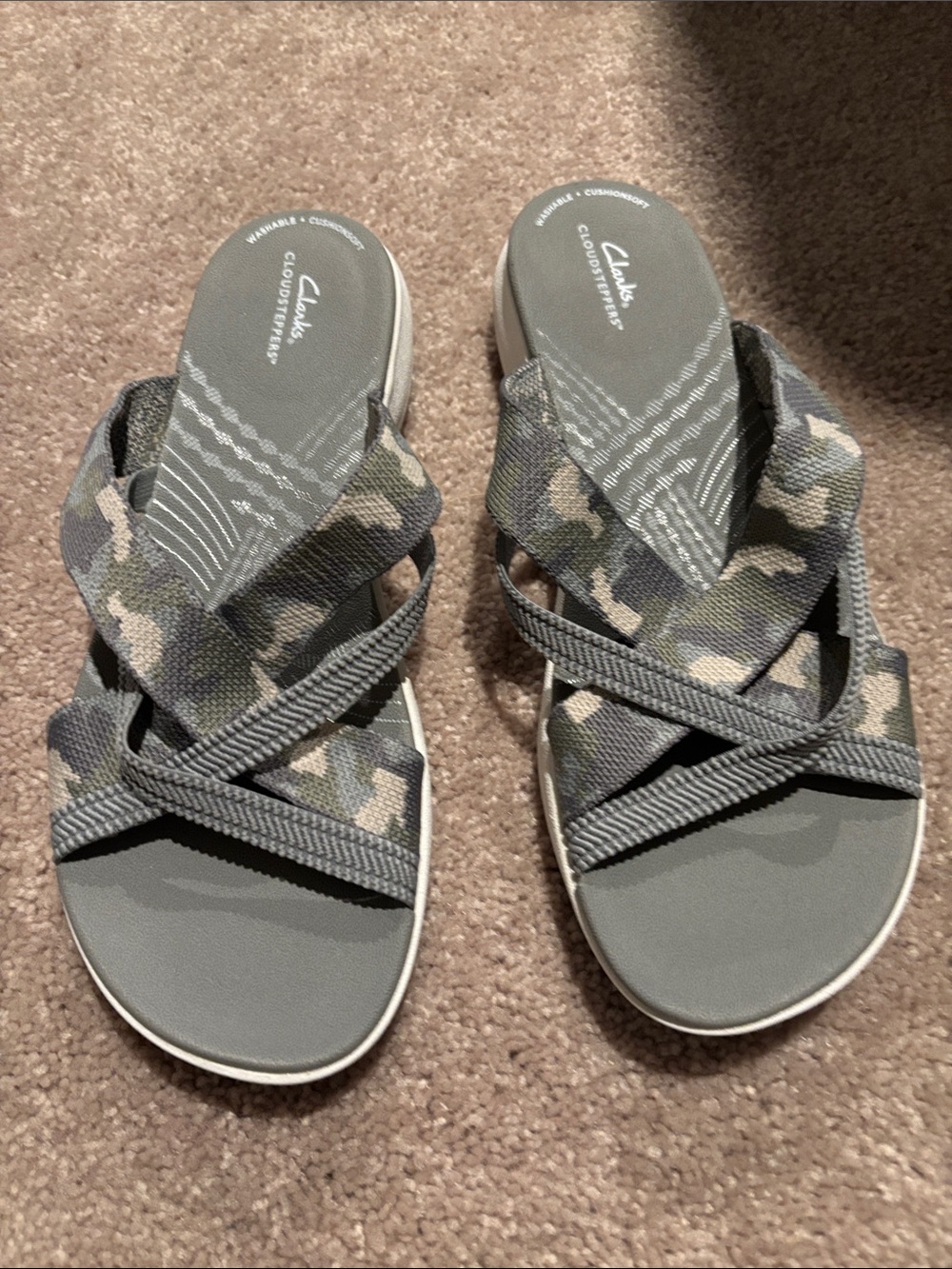 Clarks Cloudsteppers Women's Gray and Green Camouflage Slide Sandals - Picture 2 of 3